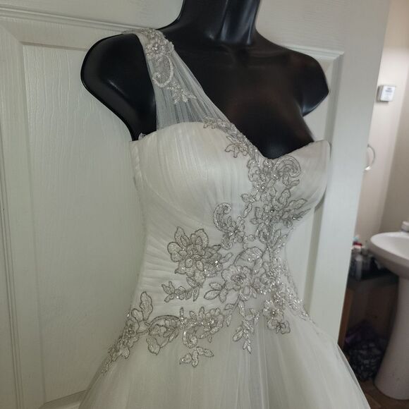 Oleg Cassini one shoulder tulle wedding dress STYLE# 7ckp421 Size 0P - Picture 12 of 16